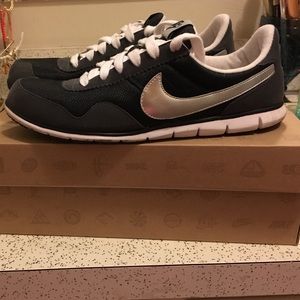 Nike women's "Victoria" sneakers