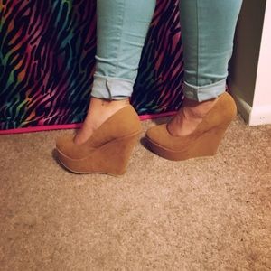 Chestnut wedges 9/10 condition