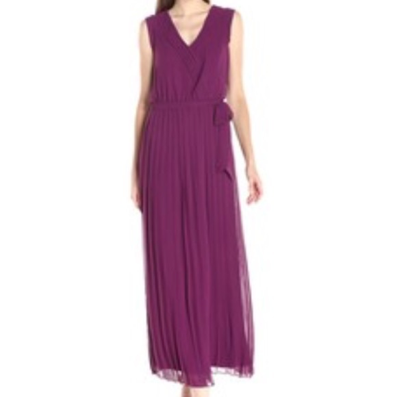 Jessica Simpson Sleeveless V-Neck Dress