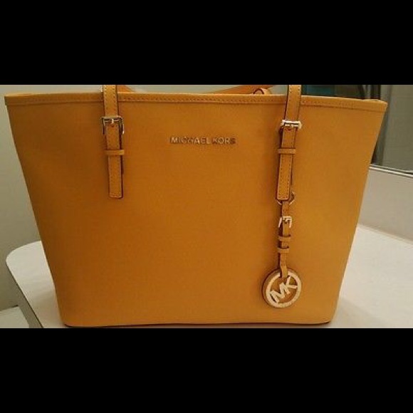 Michael Kors Handbags - BRAND NEW Michael kors jet set saffiano tote
