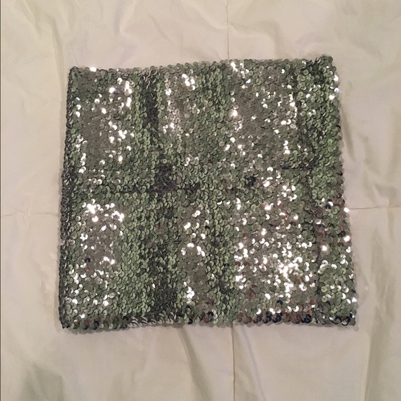 Sequence tube top...one size. Very stretchy.