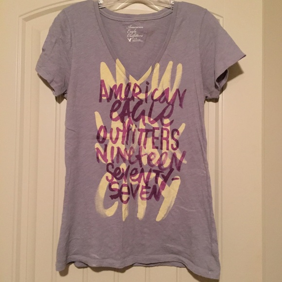 American Eagle gray V-neck shirt.