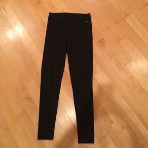 Black VS pink skinny workout leggings