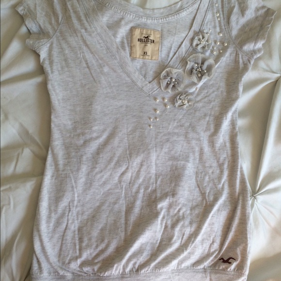 Hollister Xs Grey Gray Shirt With Flowers Beads.