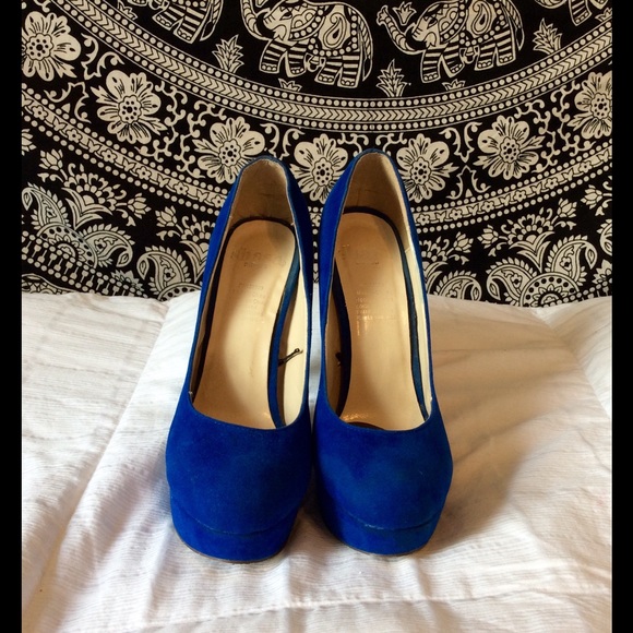 Blue pumps