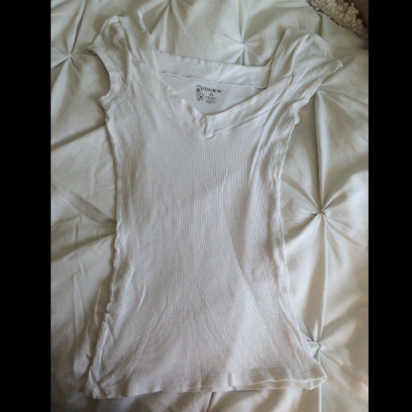No boundaries white vneck shirt and red shorts