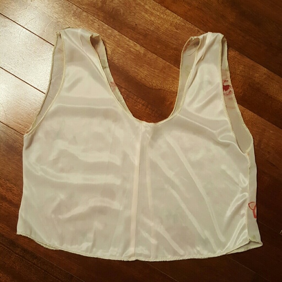 Adorable crop top! - Picture 3 of 4