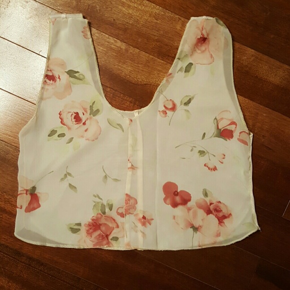 Adorable crop top! - Picture 4 of 4
