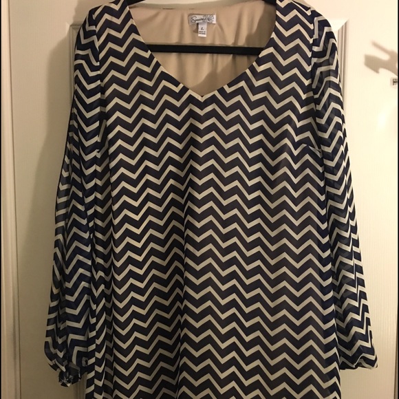 Flirty dress w/slits on the sleeves. Navy & white.