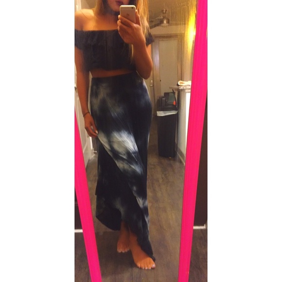 Brandy Melville Dresses & Skirts - Brandy Melville maxi skirt 🌚