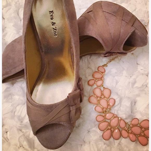 Eva and Zoe peep toe pump