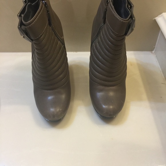 Shoes - Picture 2 of 4