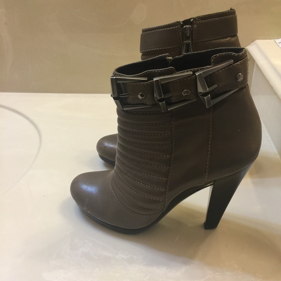 Shoes - Picture 3 of 4