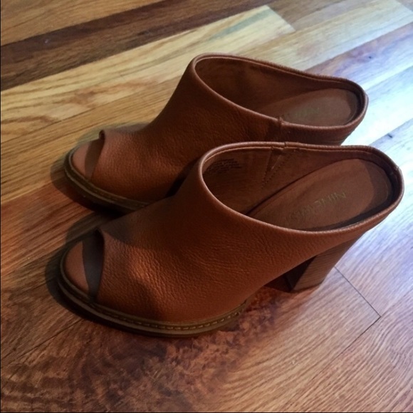 Bundle @poshismysauce Tan peeptoed clogs