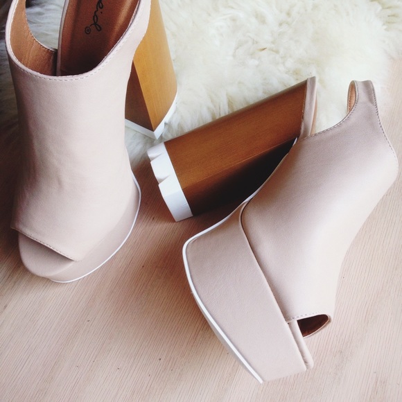 ♥️Host Pick ♦️Qupid Nude Mules (Size 7.5) 🗯 NEW