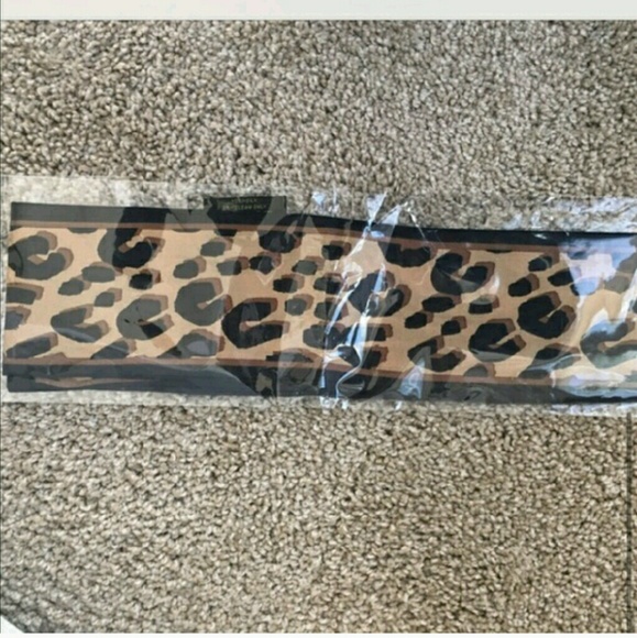 Lepord scarf - Picture 3 of 3