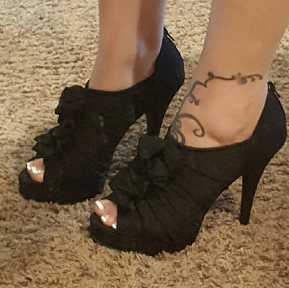Nine west peep toe ruffle stilettos