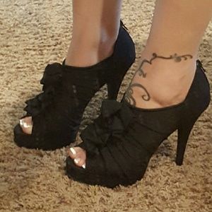 Nine west peep toe ruffle stilettos