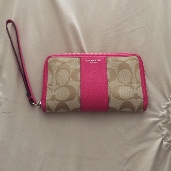 ❌❌SOLD❌❌Coach small pink and tan wristlet