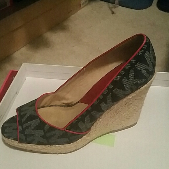 Very cute and comfy MK Wedge - Picture 1 of 4