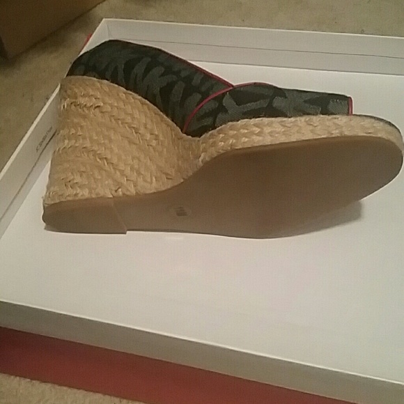 Very cute and comfy MK Wedge - Picture 4 of 4
