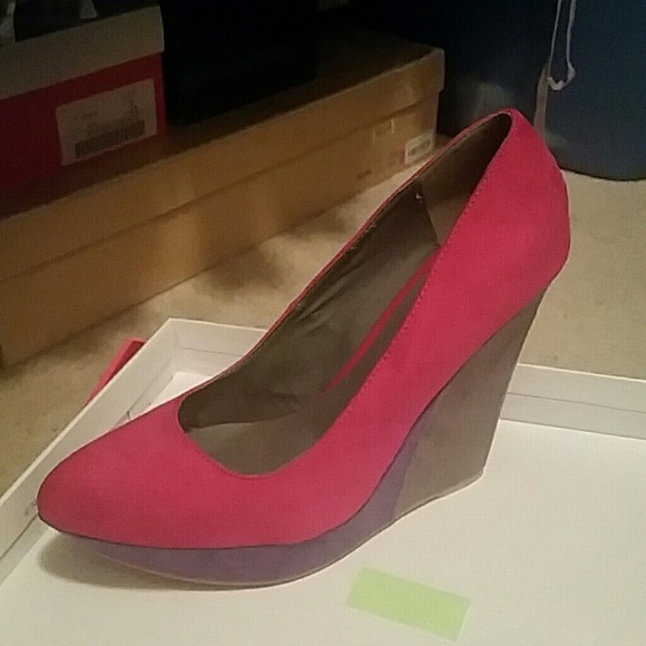 Nice winter hot pink, purple, and grey wedge