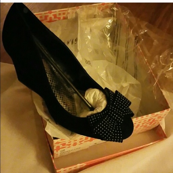 Brand new GIANNA BINI wedge closed show with bow.