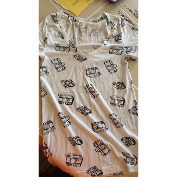 CLOSET CLOSING Polaroid Tshirt - Picture 2 of 3