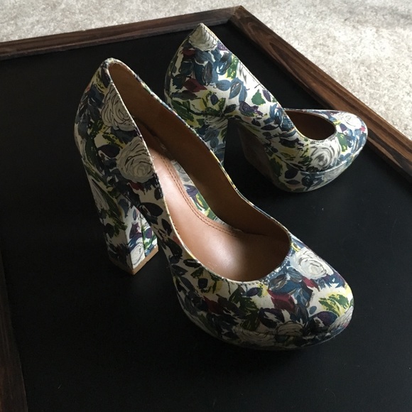 ⛵️SALE⛵️Size 6 Gianni Bini Floral Chunky heels