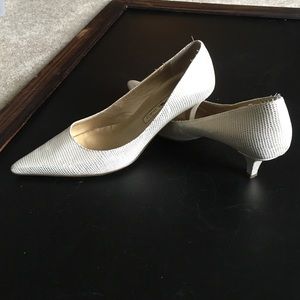 ⛵️SALE⛵️Size 5.5 Bandolino Bronze/Cream Low Heel