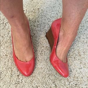 Coral wedges. Size 8.5