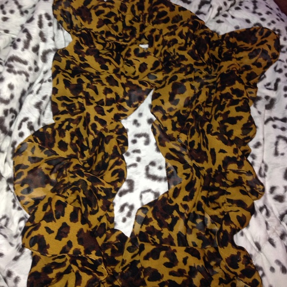 Leopard scarf. - Picture 2 of 3