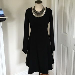 Longsleeved basic black dress