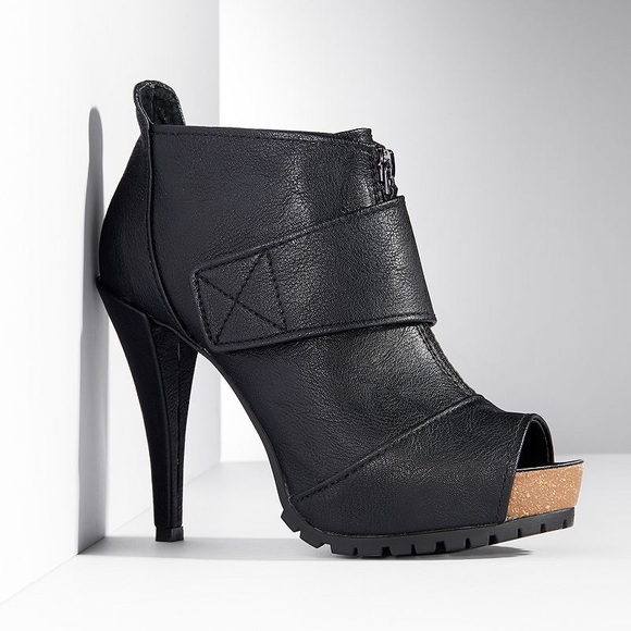 Vera Wang peep toe platform shooties.