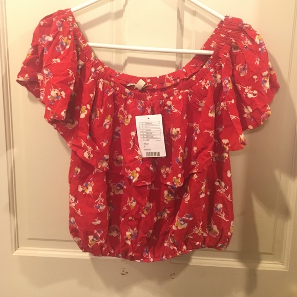 Crop top with lose sleeves. Floral and red