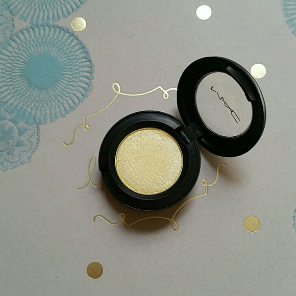 MAC eyeshadow in Crest the Wave