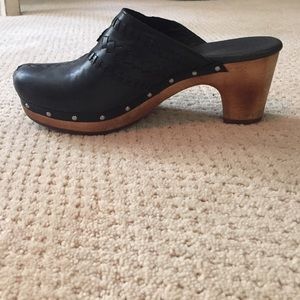 UGG BLACK LEATHER CLOGS W/ STITCHING