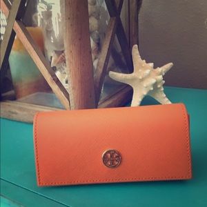 Tory Burch Sunglasses case & cleaning bag