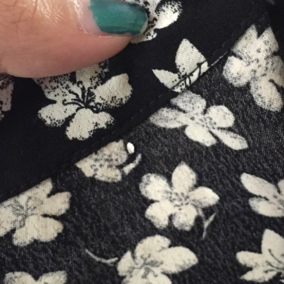 🎉 SOLD ON DP Forever 21 Black Button Up Floral Dr - Picture 4 of 4