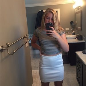 MINI WHITE FOREVER 21 SKIRT WITH ZIPPED BACK