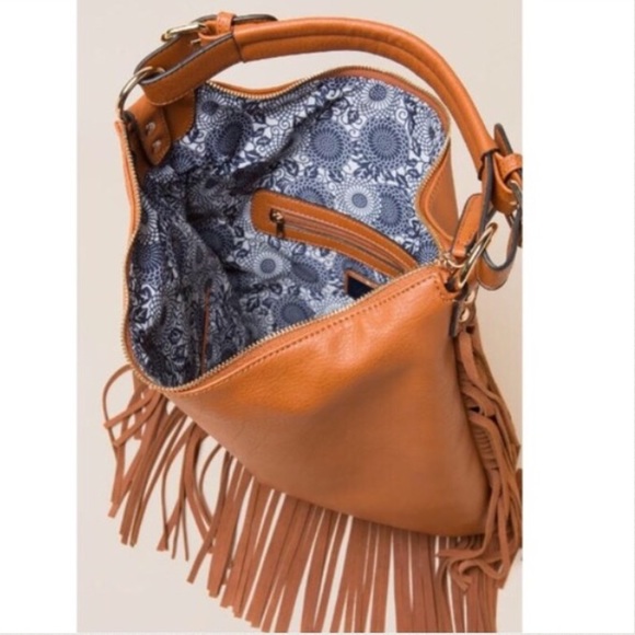 💥FLASH SALE💥NWT Francesca's Fringe Hobo Bag - Picture 4 of 4