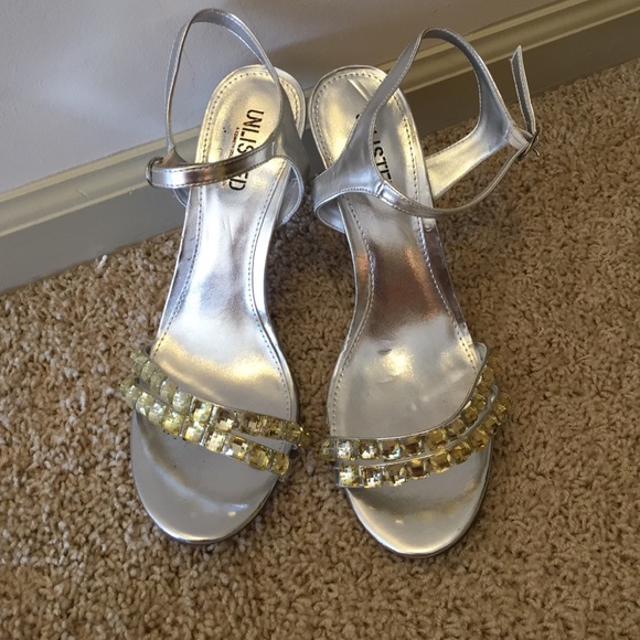 🎉🎉Silver ankle strap heel