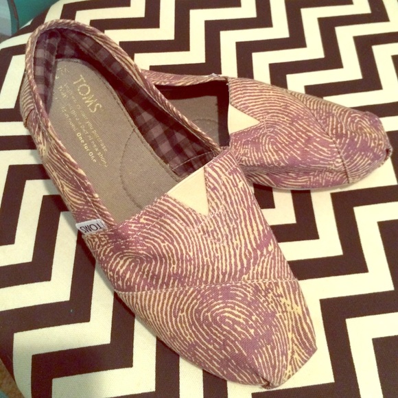 TOMS thumbprint shoes