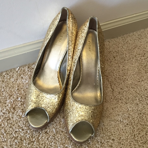 🎉🎉Gold glitter pumps