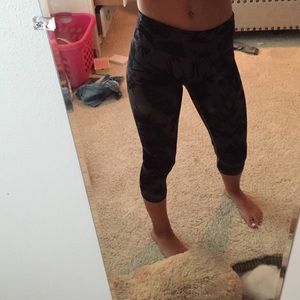 LULULEMON CROPPED LEGGINGS