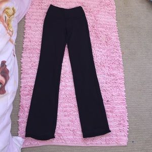 All black Lululemon yoga pants