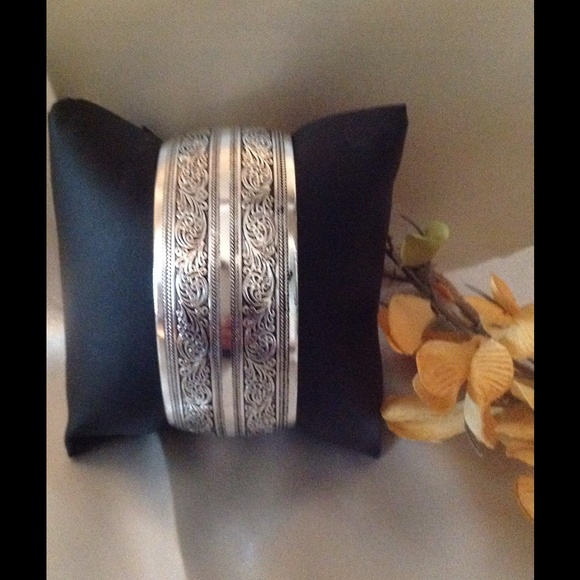-NWT- TRIBAL CUFF