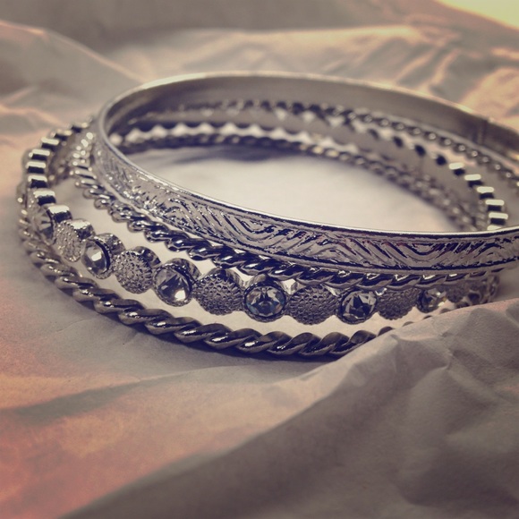 Francesca's bangle set of 4