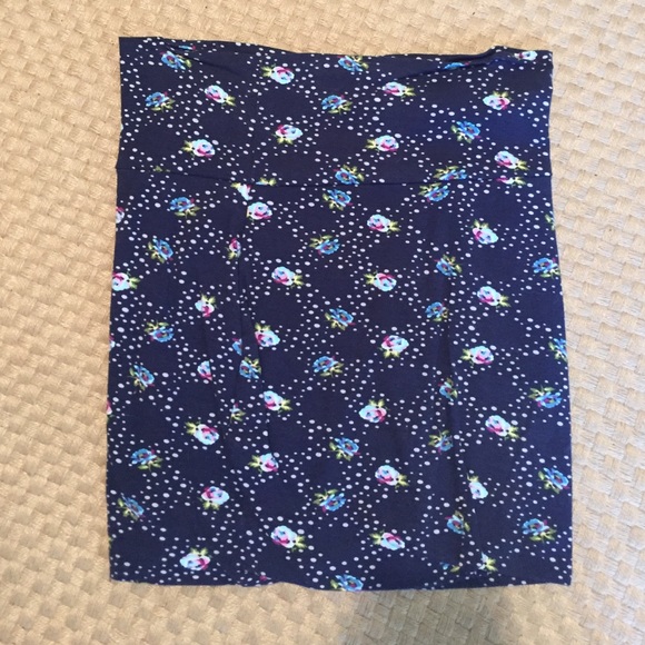 Flowery patterned pencil skirt