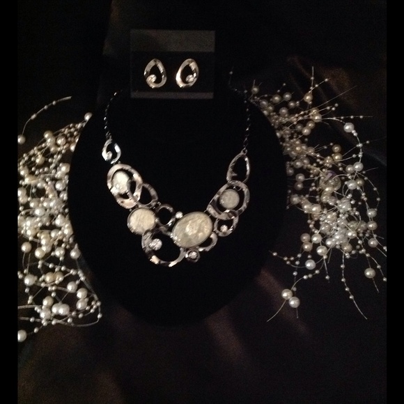 Grey/silver toned necklace! Never worn!
